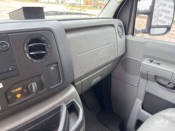 2012-ford-e-350-enclosed-service-van-image-34