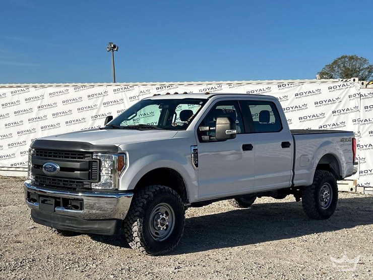 2019-ford-f-350-4x4-crew-cab-pickup-truck-image-1