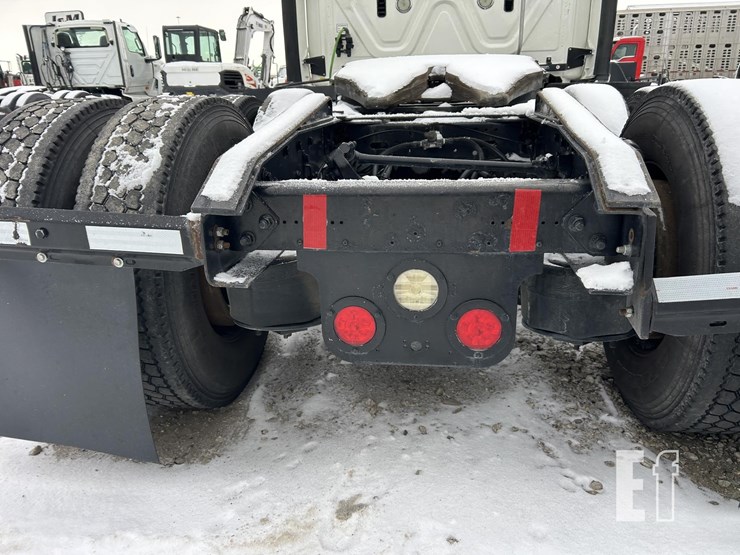 2019-freightliner-cascadia-126-image-32