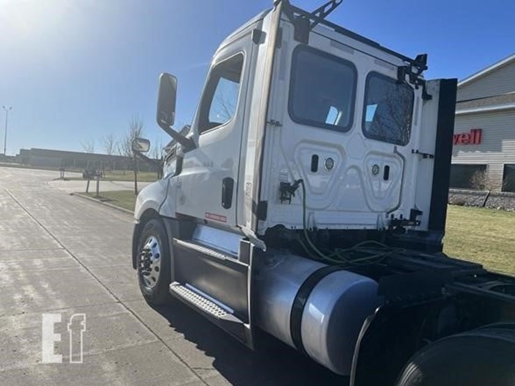 2019-freightliner-cascadia-126-image-45