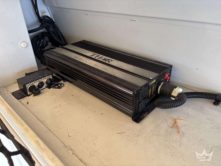 2012-ford-e-350-enclosed-service-van-image-18