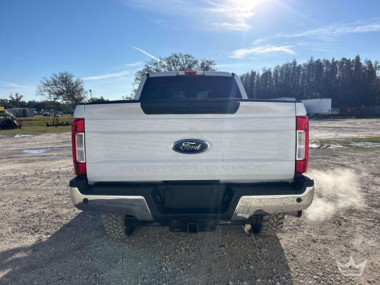 2019-ford-f-350-4x4-crew-cab-pickup-truck-image-23