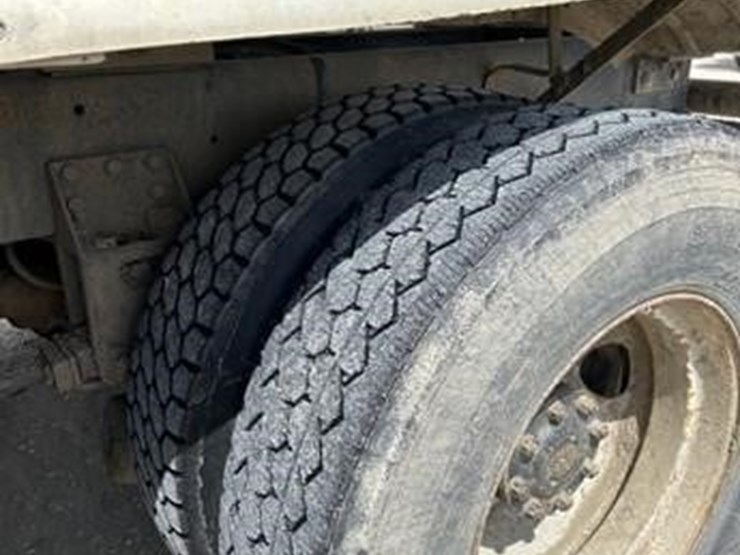 1985-freightliner-fld120-image-29