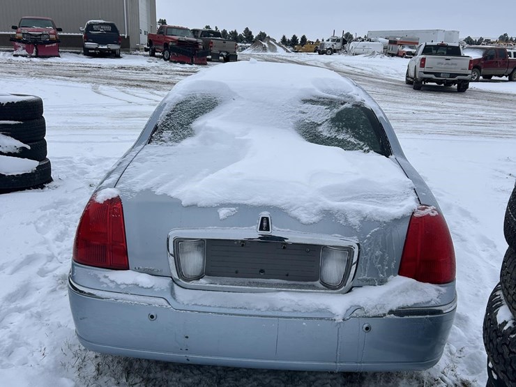 2005-lincoln-towncar-image-4