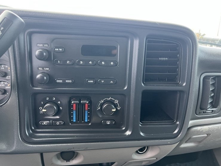 2005-chevrolet-suburban-image-24