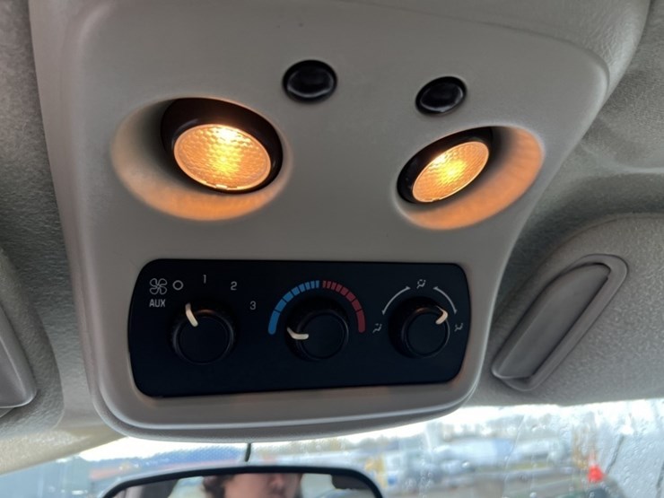 2005-chevrolet-suburban-image-30