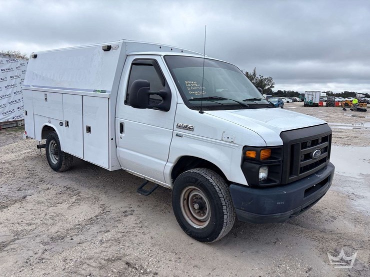 2012-ford-e-350-enclosed-service-van-image-2