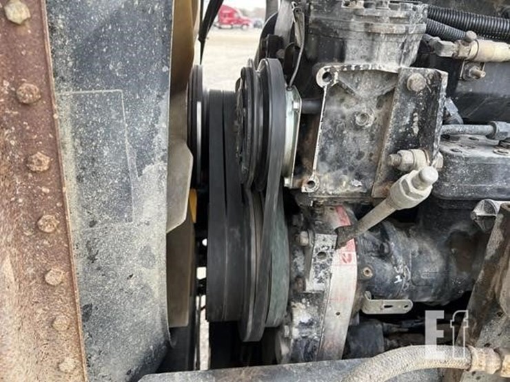 1997-freightliner-fld120-image-30