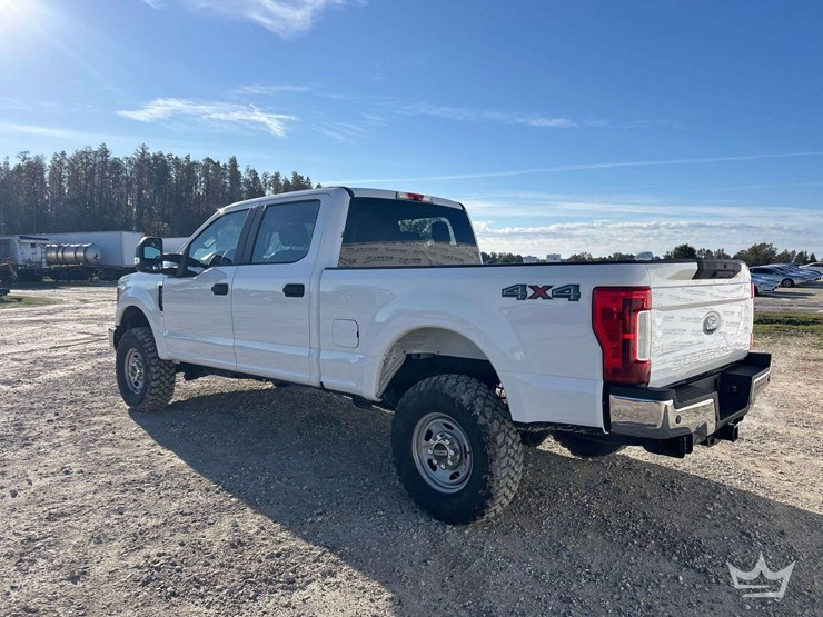 2019-ford-f-350-4x4-crew-cab-pickup-truck-image-3