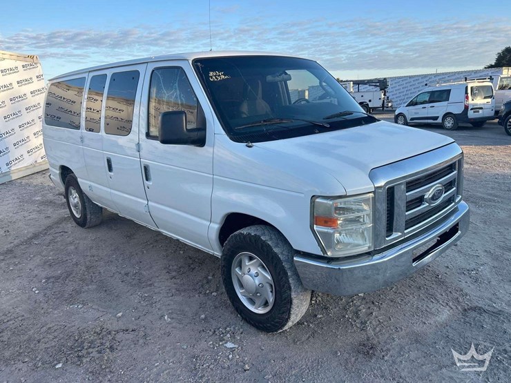 2013-ford-e-150-passenger-van-image-2