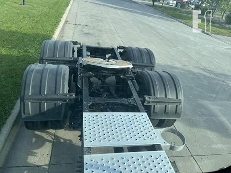 2020-freightliner-cascadia-113-image-19