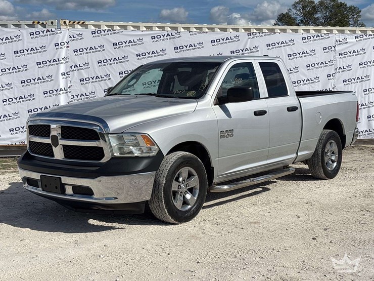 2015-ram-1500-crew-cab-pickup-truck-image-1