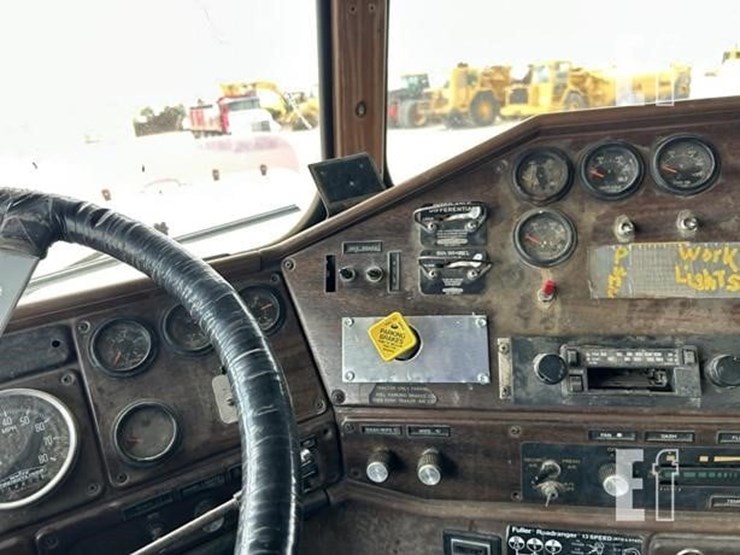 1985-freightliner-fld120-image-49