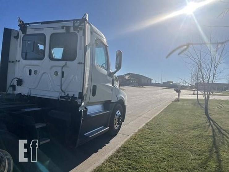 2019-freightliner-cascadia-126-image-44
