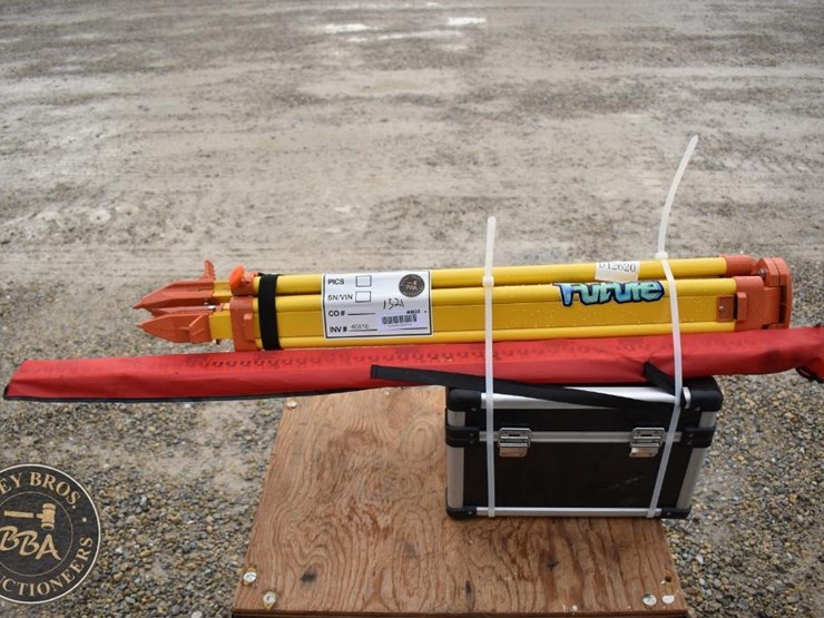 future-laser-with-tripod-and-carrying-case-image-1