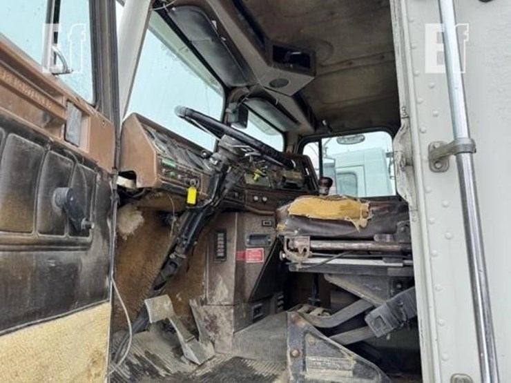 1985-freightliner-fld120-image-9