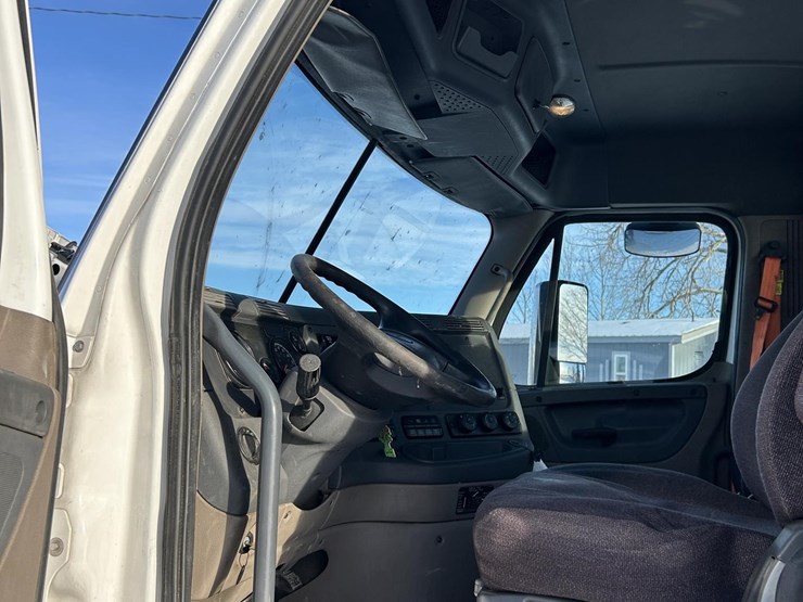 2018-freightliner-cascadia-125-image-37