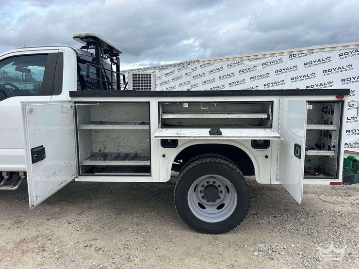 2017-ford-f-550-service-truck-image-18