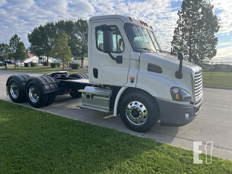 2020-freightliner-cascadia-113-image-1