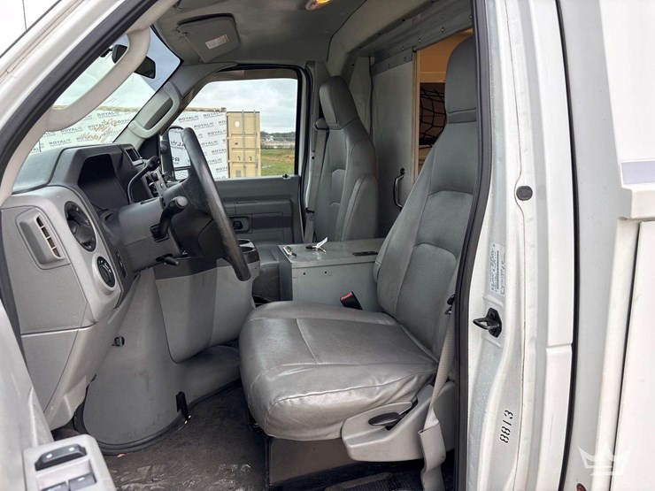 2012-ford-e-350-enclosed-service-van-image-27