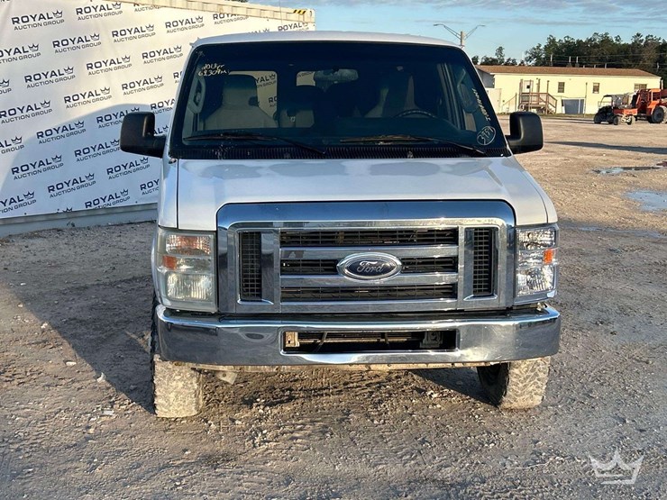 2013-ford-e-150-passenger-van-image-23