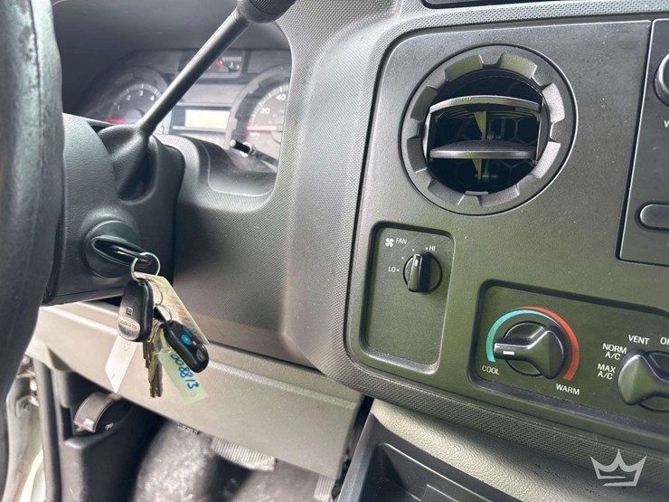 2012-ford-e-350-enclosed-service-van-image-30