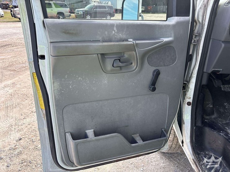 2002-ford-e-450-enclosed-service-van-image-10