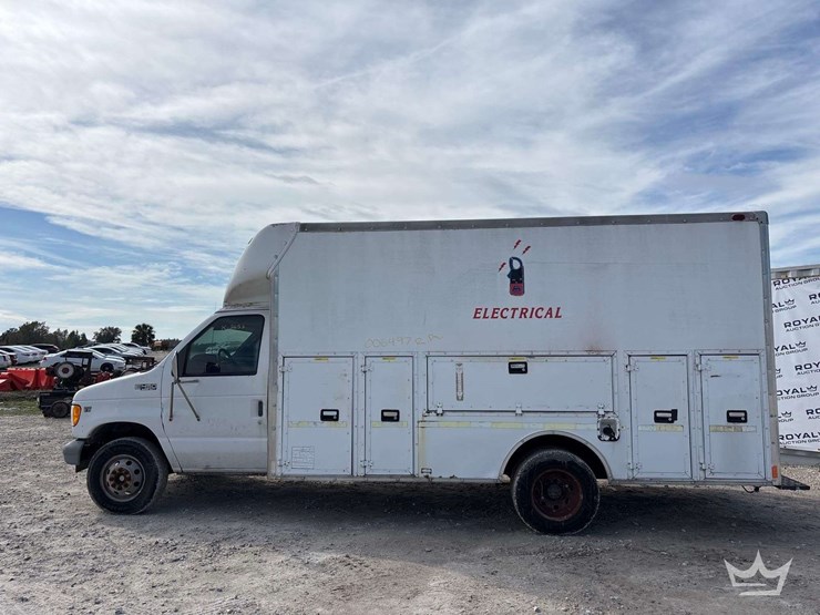 2002-ford-e-450-enclosed-service-van-image-19