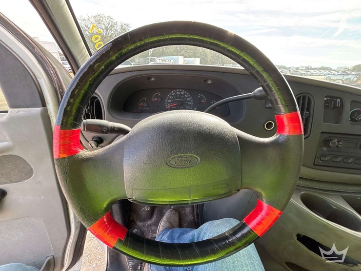 2002-ford-e-450-enclosed-service-van-image-12