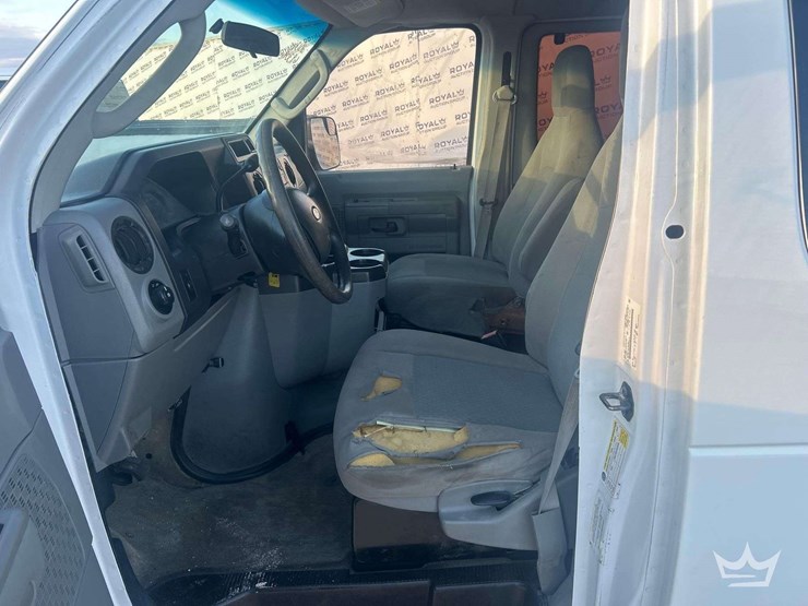2013-ford-e-150-passenger-van-image-14