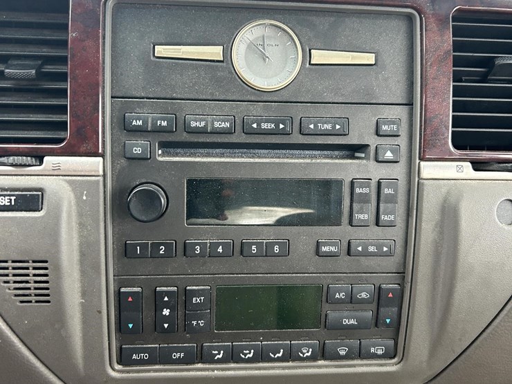 2005-lincoln-towncar-image-17