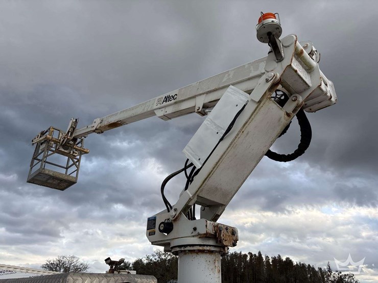 2016-ford-f-550-altec-at233p-35ft-bucket-truck-image-12