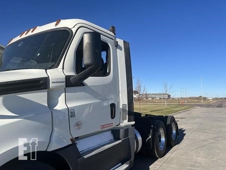 2019-freightliner-cascadia-126-image-39