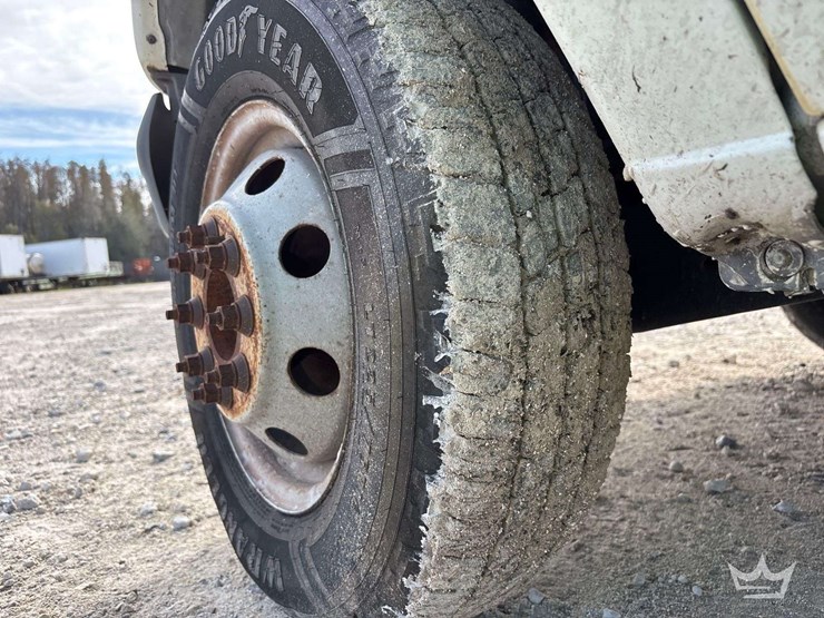 2002-ford-e-450-enclosed-service-van-image-27