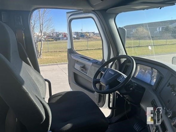 2019-freightliner-cascadia-126-image-42