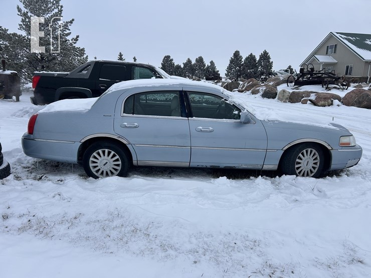 2005-lincoln-towncar-image-6