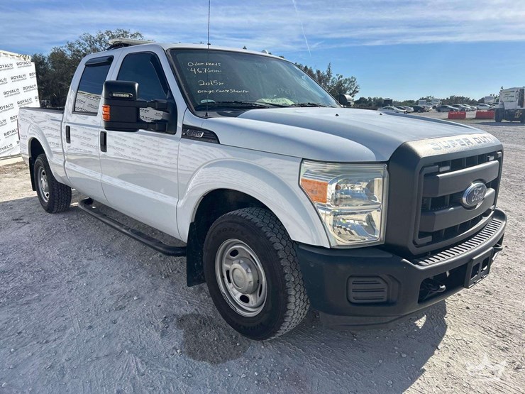 2015-ford-f-250-crew-cab-pickup-truck-image-2