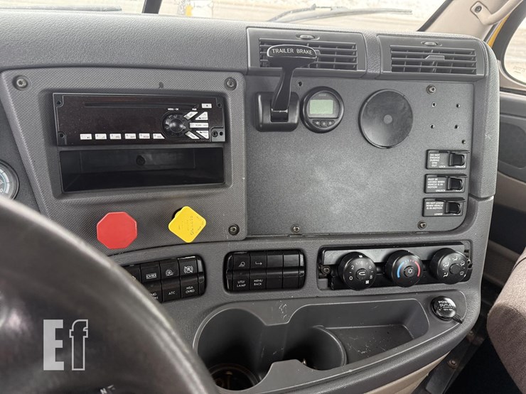 2016-freightliner-cascadia-125-image-30