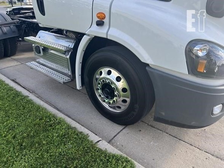 2020-freightliner-cascadia-113-image-25