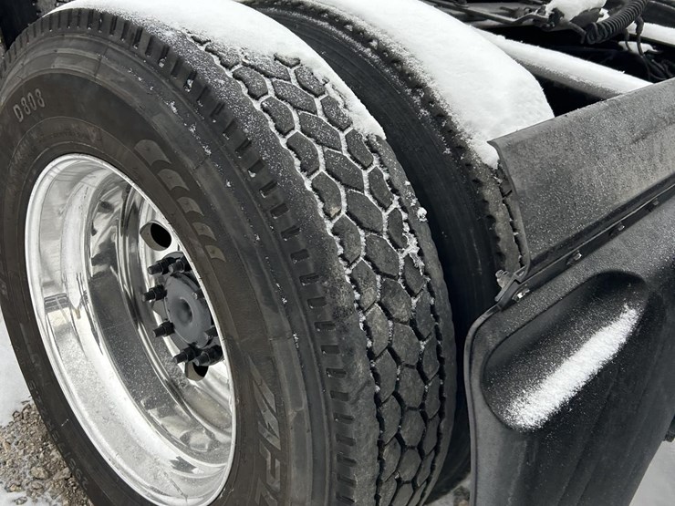 2019-freightliner-cascadia-126-image-26