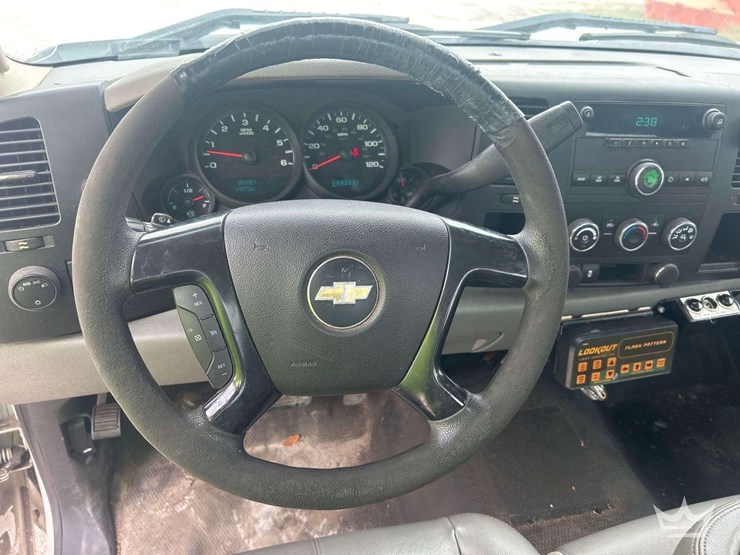 2013-chevrolet-silverado-1500-pickup-truck-image-11