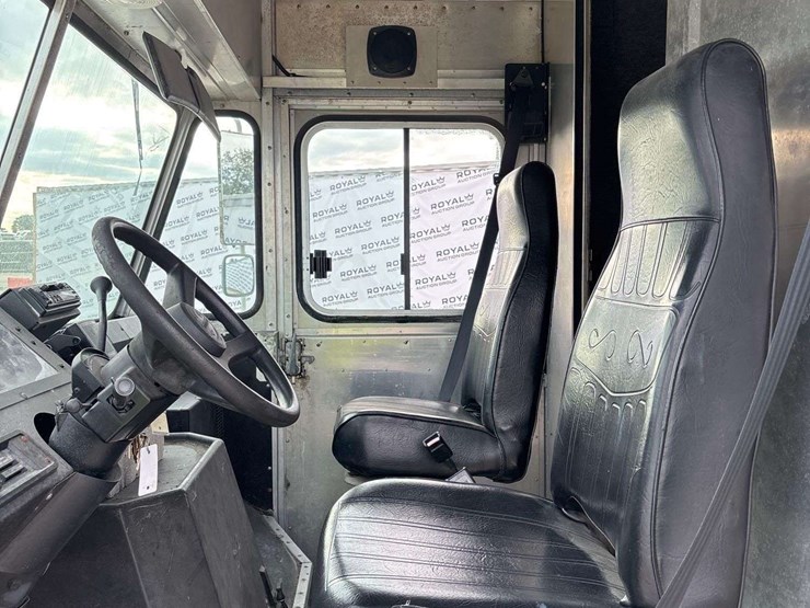 2001-workhorse-custom-chassis-p42-delivery-truck-image-19