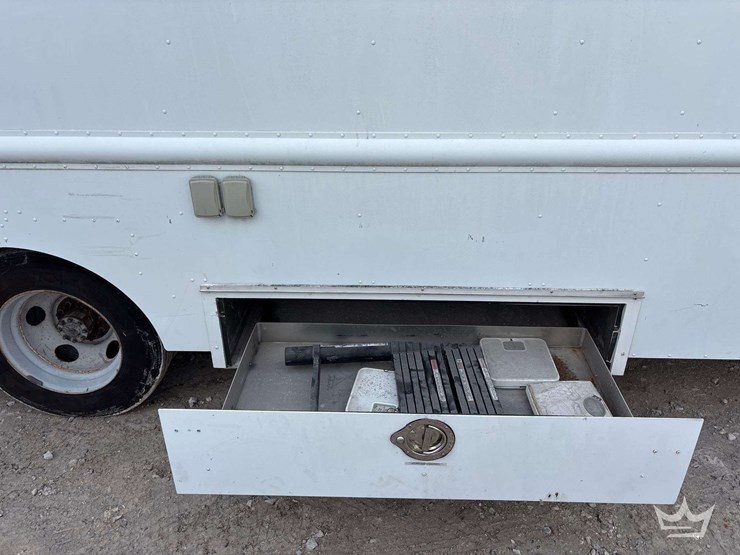 2001-workhorse-custom-chassis-p42-delivery-truck-image-48