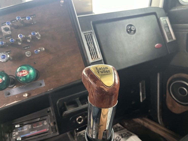 1988-peterbilt-379-image-16