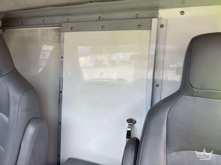 2012-ford-e-350-enclosed-service-van-image-38