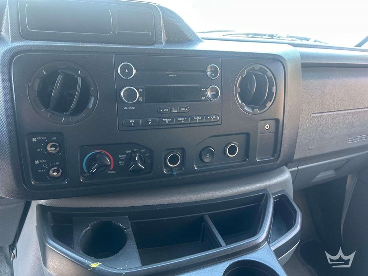 2013-ford-e-150-passenger-van-image-16