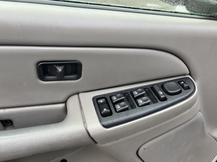 2005-chevrolet-suburban-image-20