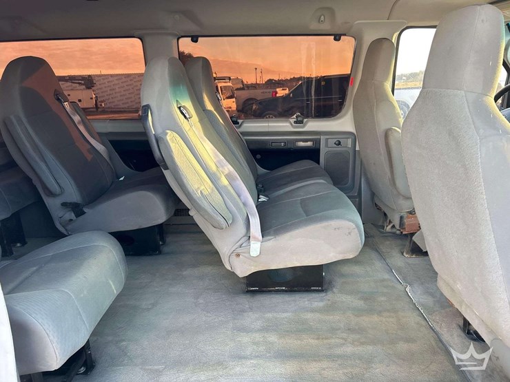 2013-ford-e-150-passenger-van-image-18