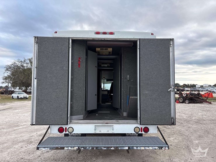 2001-workhorse-custom-chassis-p42-delivery-truck-image-27