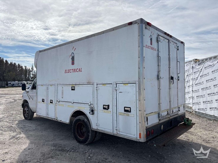 2002-ford-e-450-enclosed-service-van-image-4